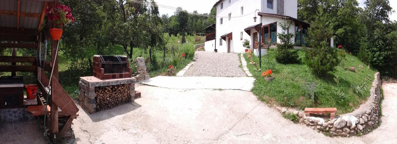 Casa Piscul Lupului Vila Pucioasa Exterior foto
